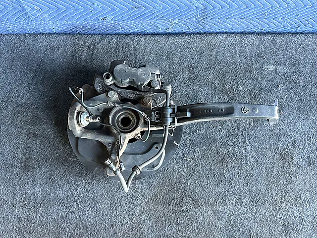 Steering Knuckle Left Driver Side Mercedes-Benz R350 W251 2006-2013 2513300820